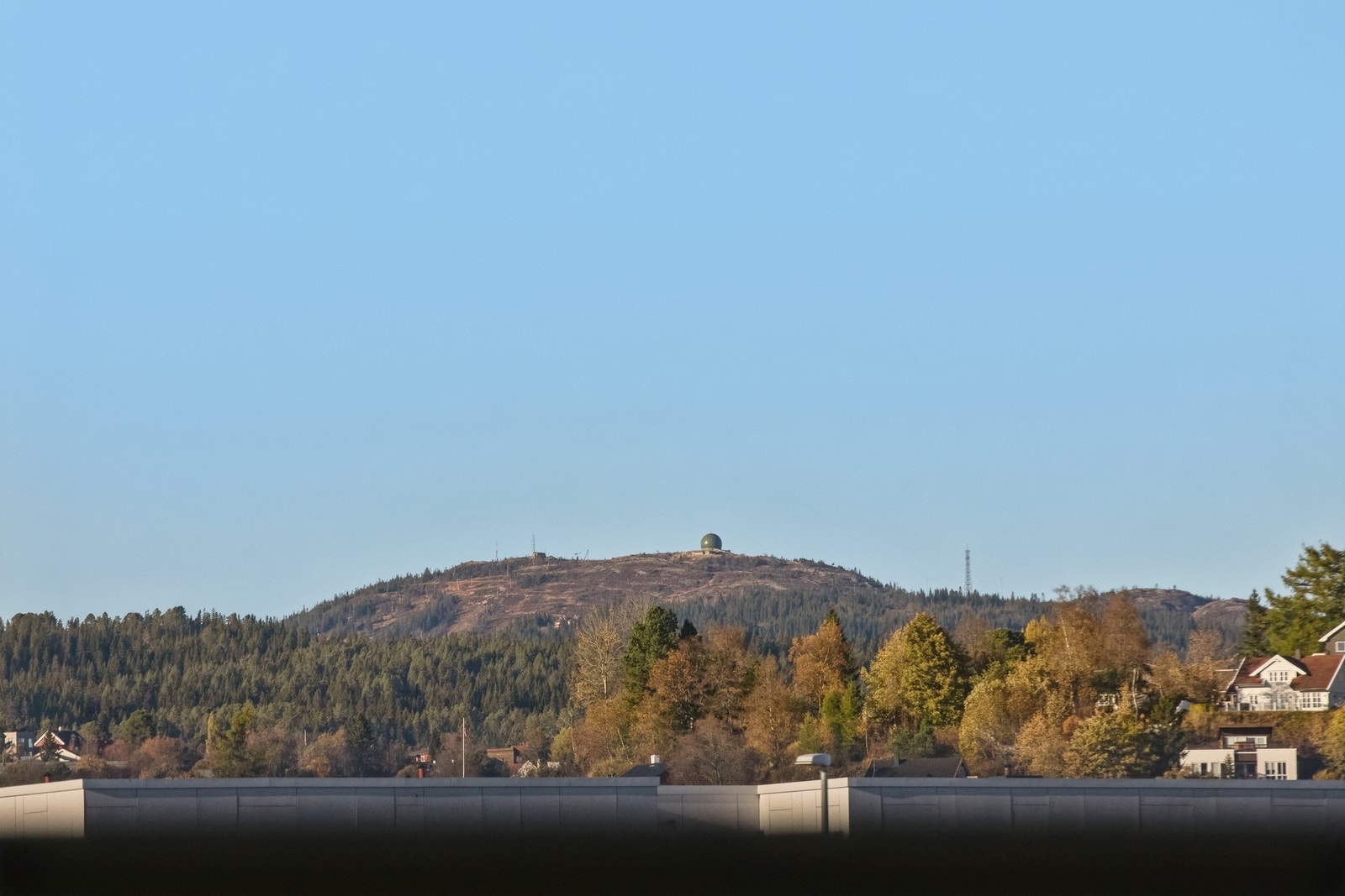 Utsikt fra balkongen mot bymarka og Gråkallen. Galleribilde