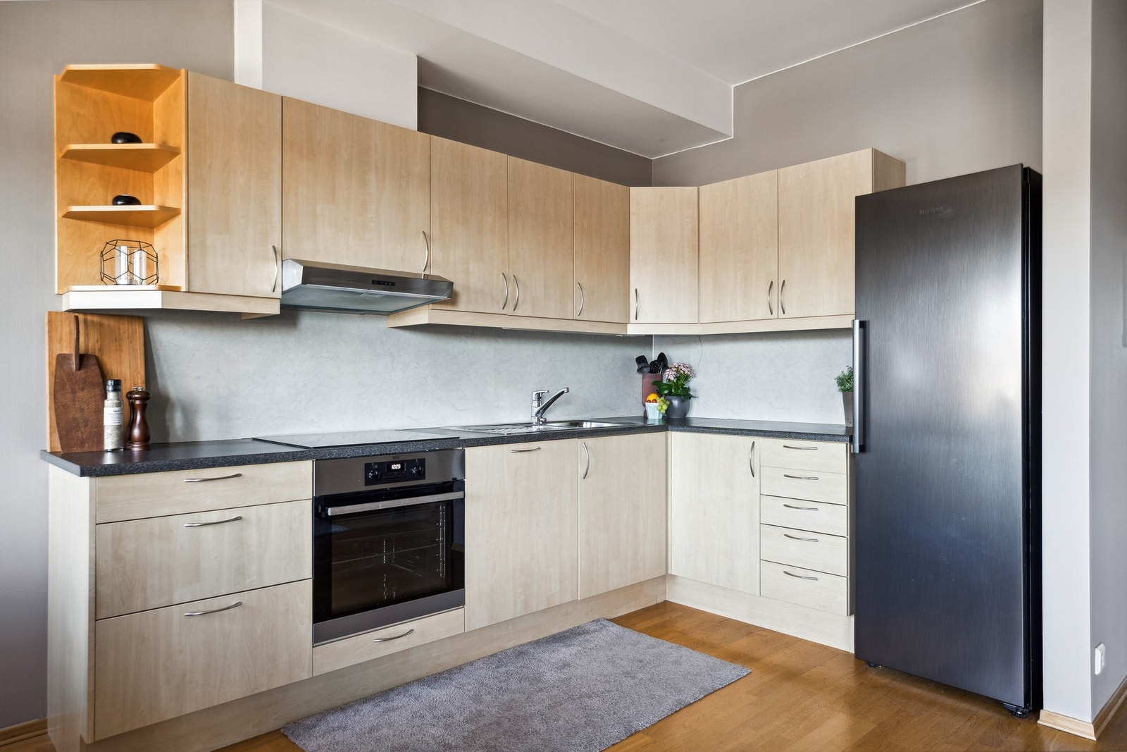 Praktisk kjøkken med god skap- og benkeplass. Galleribilde