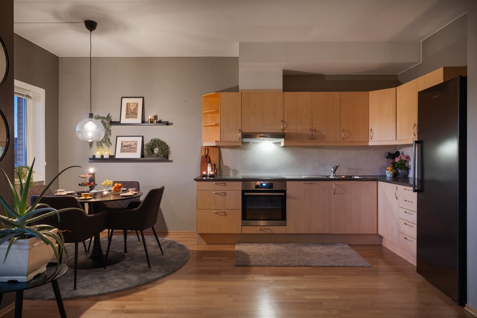 Kjøkkenet har fremstår i god stand og har fått tilstandsgrad 1 fra takstmann. Galleribilde