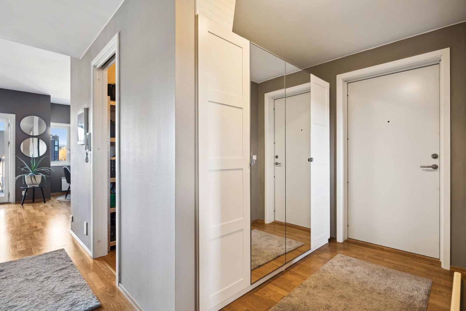 Fin entré på 8,3 kvm som binder leiligheten sammen. Galleribilde