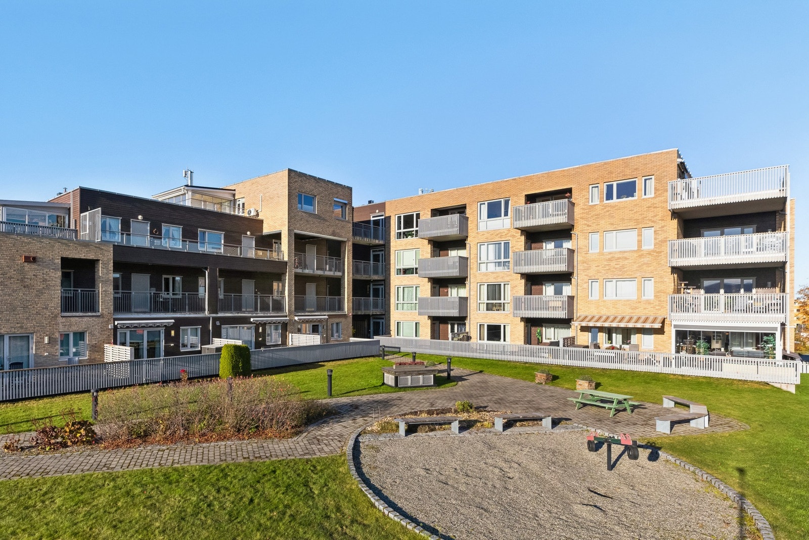 Rolig og velholdt grøntareal / fellesareal rundt bygget. Galleribilde