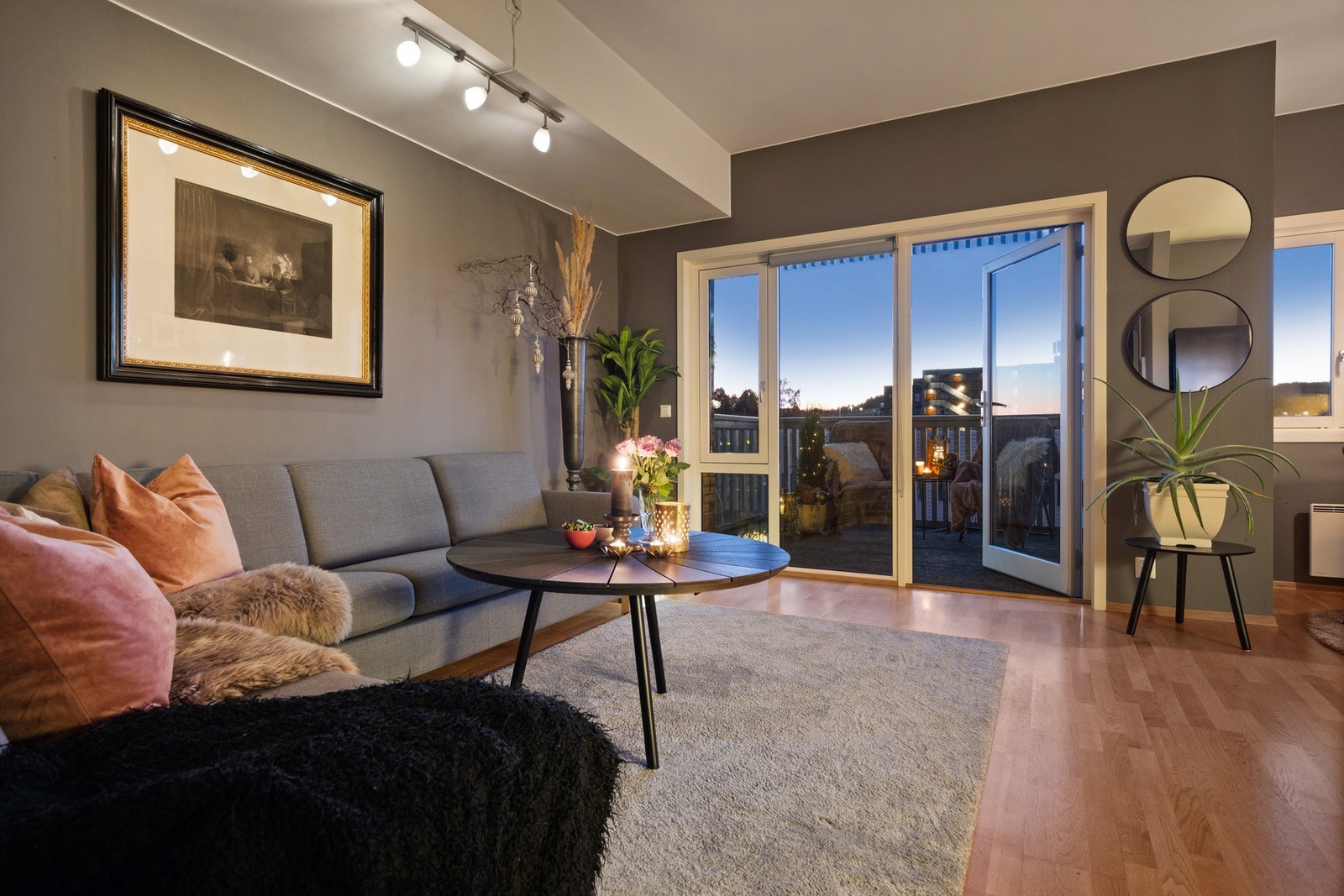 Selsbakkvegen 39 er et moderne borettslag fra 2007. Leiligheten disponerer parkeringsplass i oppvarmet parkeringskjeller. Galleribilde