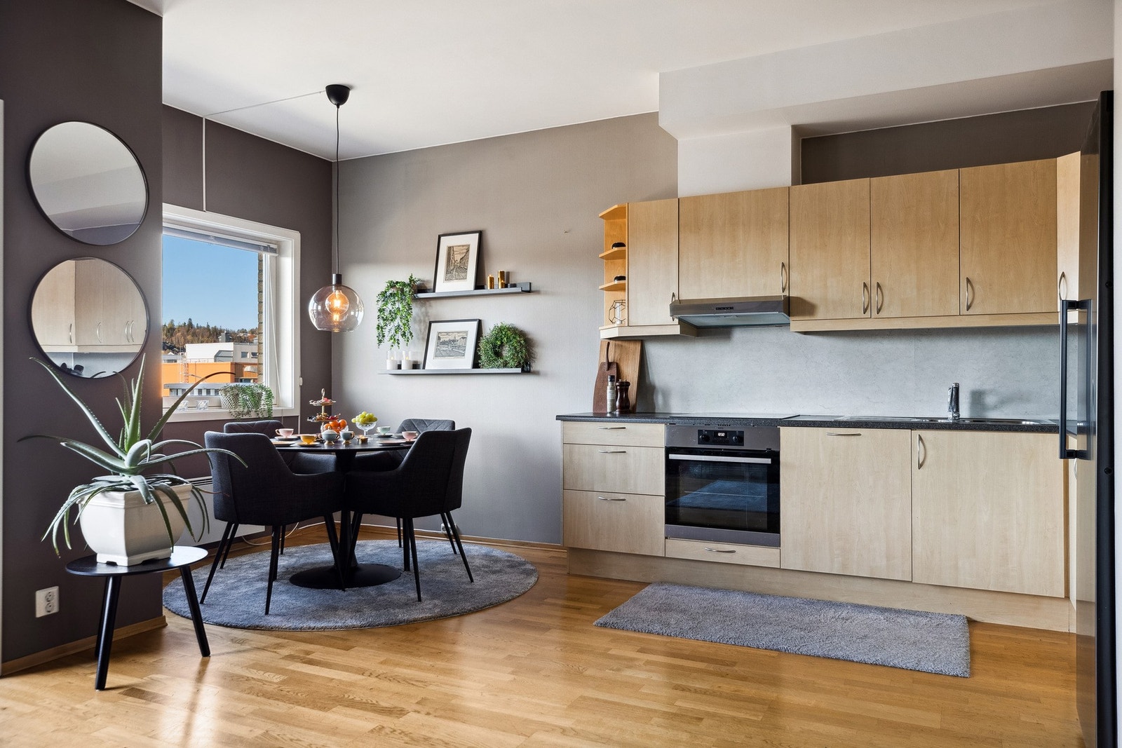 Spisegruppen finner sin naturlig plassering i nærheten til kjøkkenet. Galleribilde