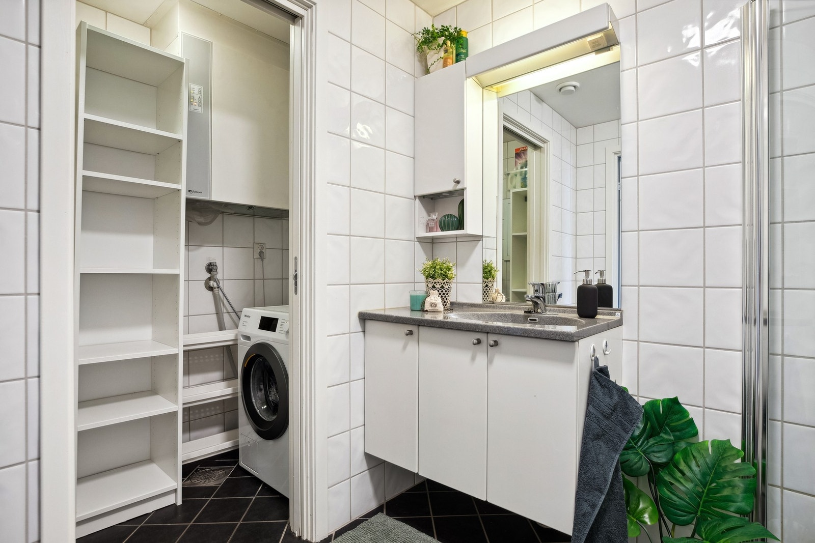 Fra badet er det enkel tilgang til vaskerom som er adskilt med skyvedør. Galleribilde