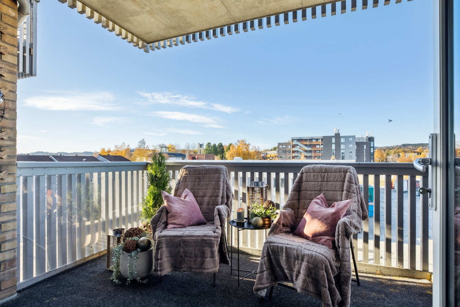 Vestvendt balkong med svært gode sol- og utsiktsforhold, som er ypperlig å benytte i sommerhalvåret. Galleribilde