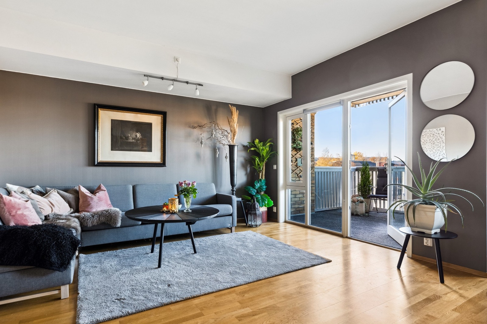 Fra stuen har man utgang til vestvendt solrik veranda. Store vindusflater gir godt med lysinnslipp og en luftig atmosfære. Galleribilde