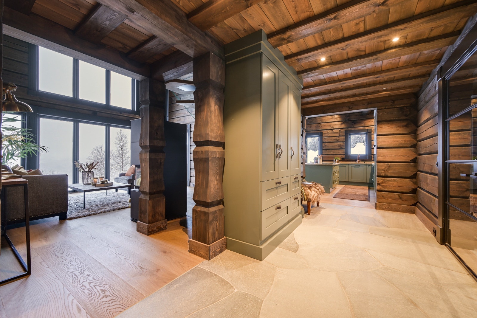 Høyt under taket i stuen og ekte laftet stemning i hele hytta! Galleribilde