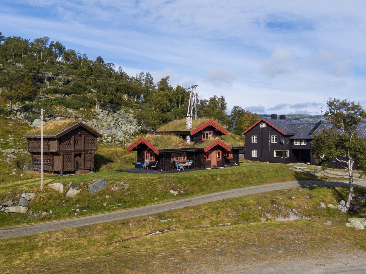 Tømmerhytte og tilhørende stabbur. Galleribilde