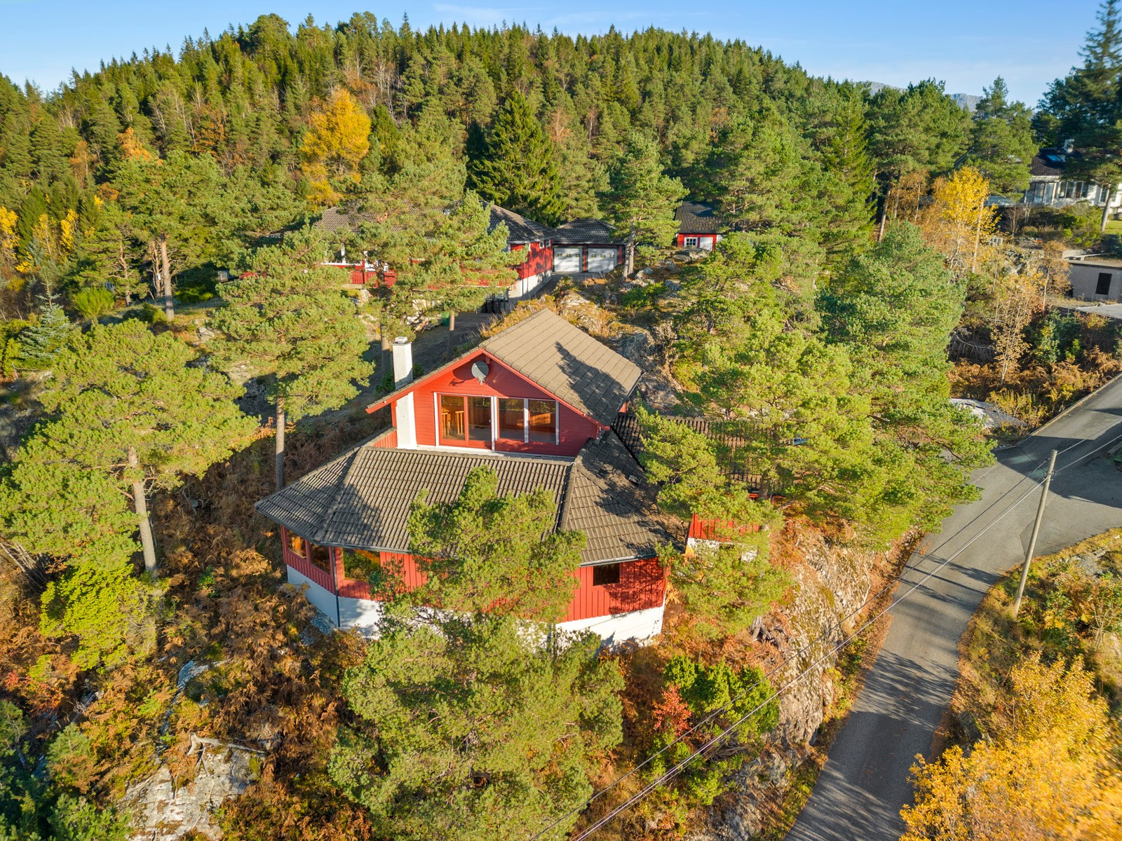 Brandsøy - einebustad med flott utsikt mot Solheimsfjorden og øyane i sør.