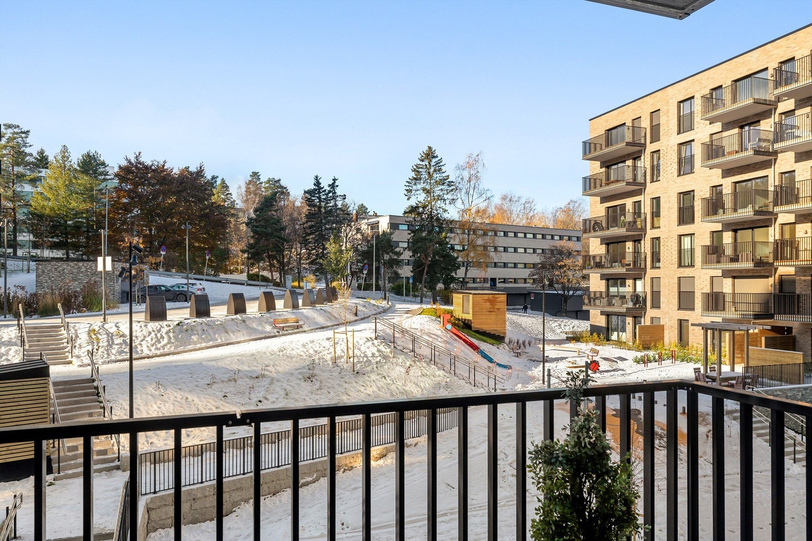 Balkongen oppleves både luftig og romslig Galleribilde