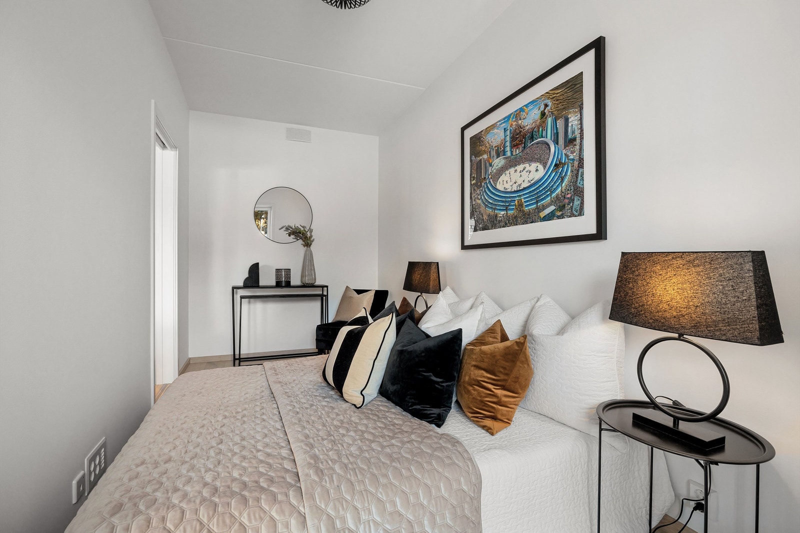 Det er montert en helt ny moderne taklampe i himling på soveromet Galleribilde