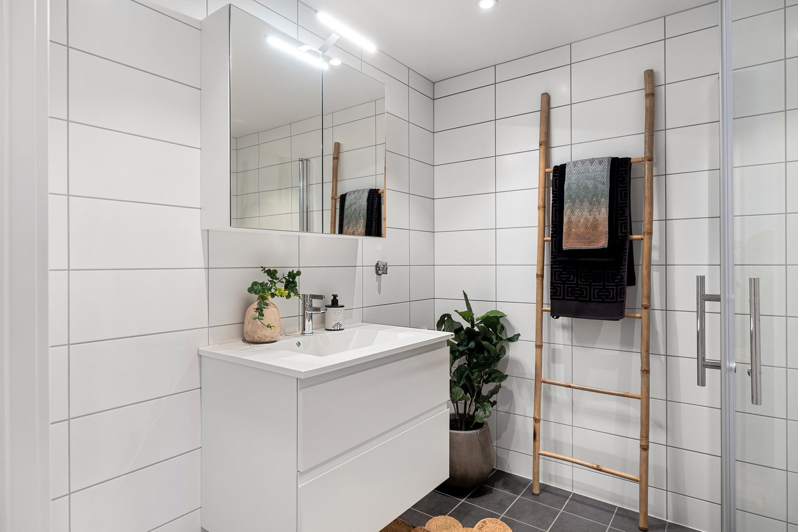 Servant med underskap/skuffer, speilskap med lys over, opplegg for vaskemaskin og veggmontert wc Galleribilde