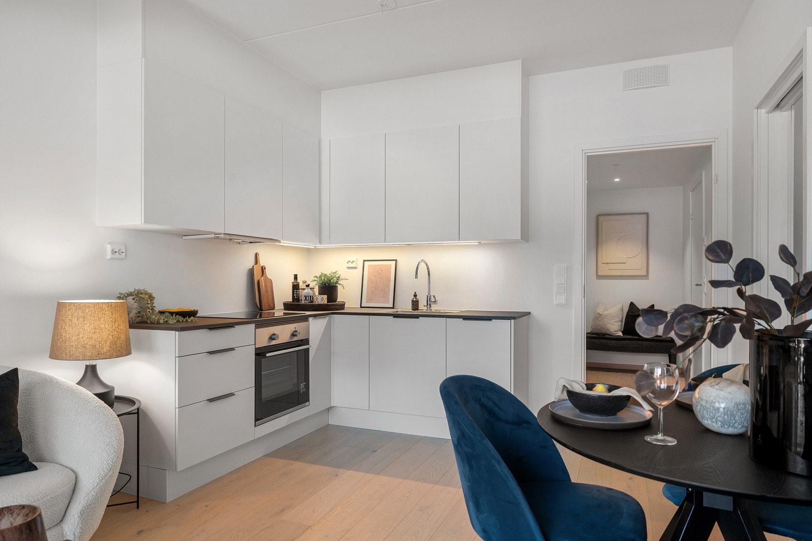 Leiligheten blir varmet opp ved hjelp av
radiatorvarme i stue Galleribilde