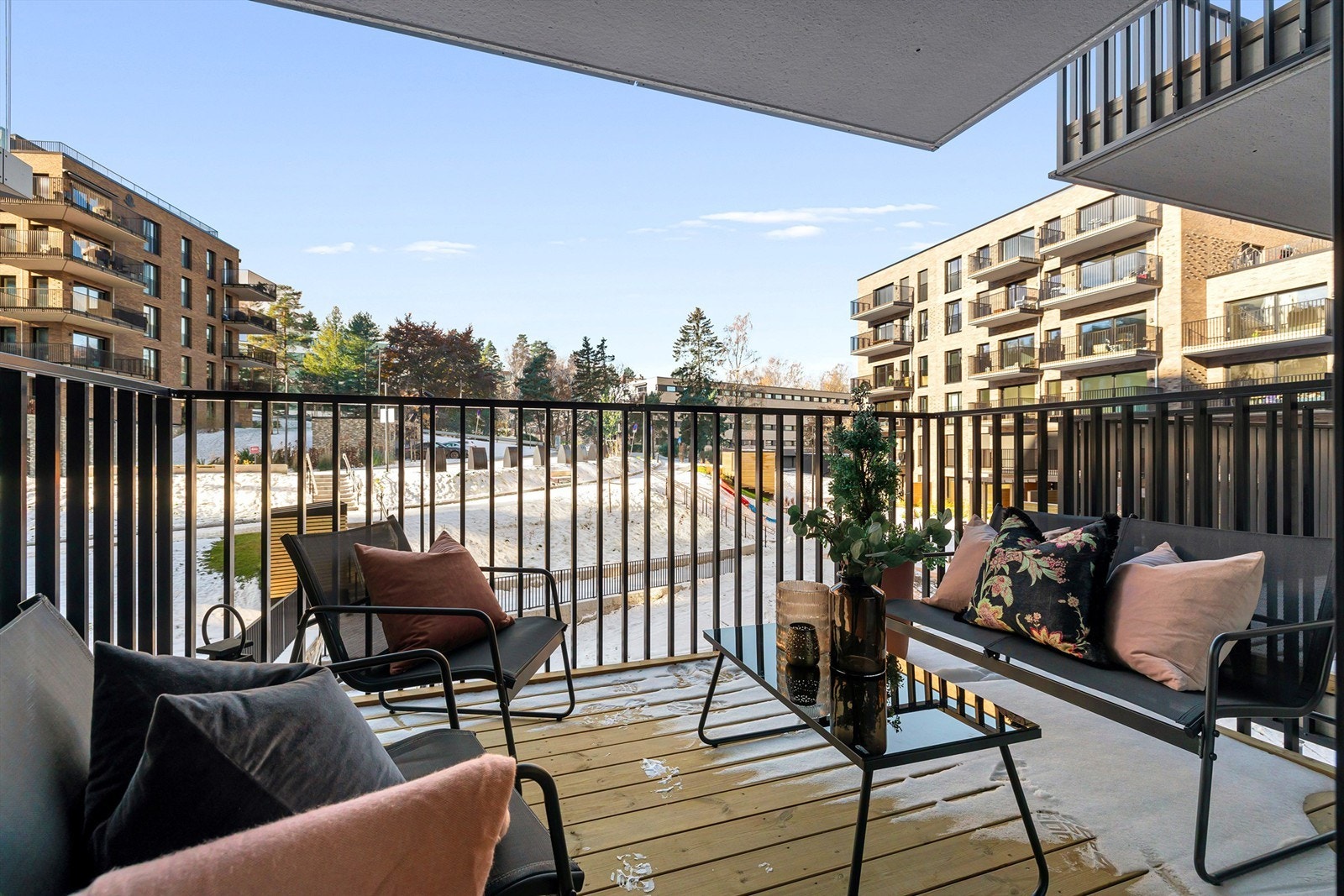 Adkomst til vestvendt balkong fra stue, med gulvareal på ca.7,5m² Galleribilde