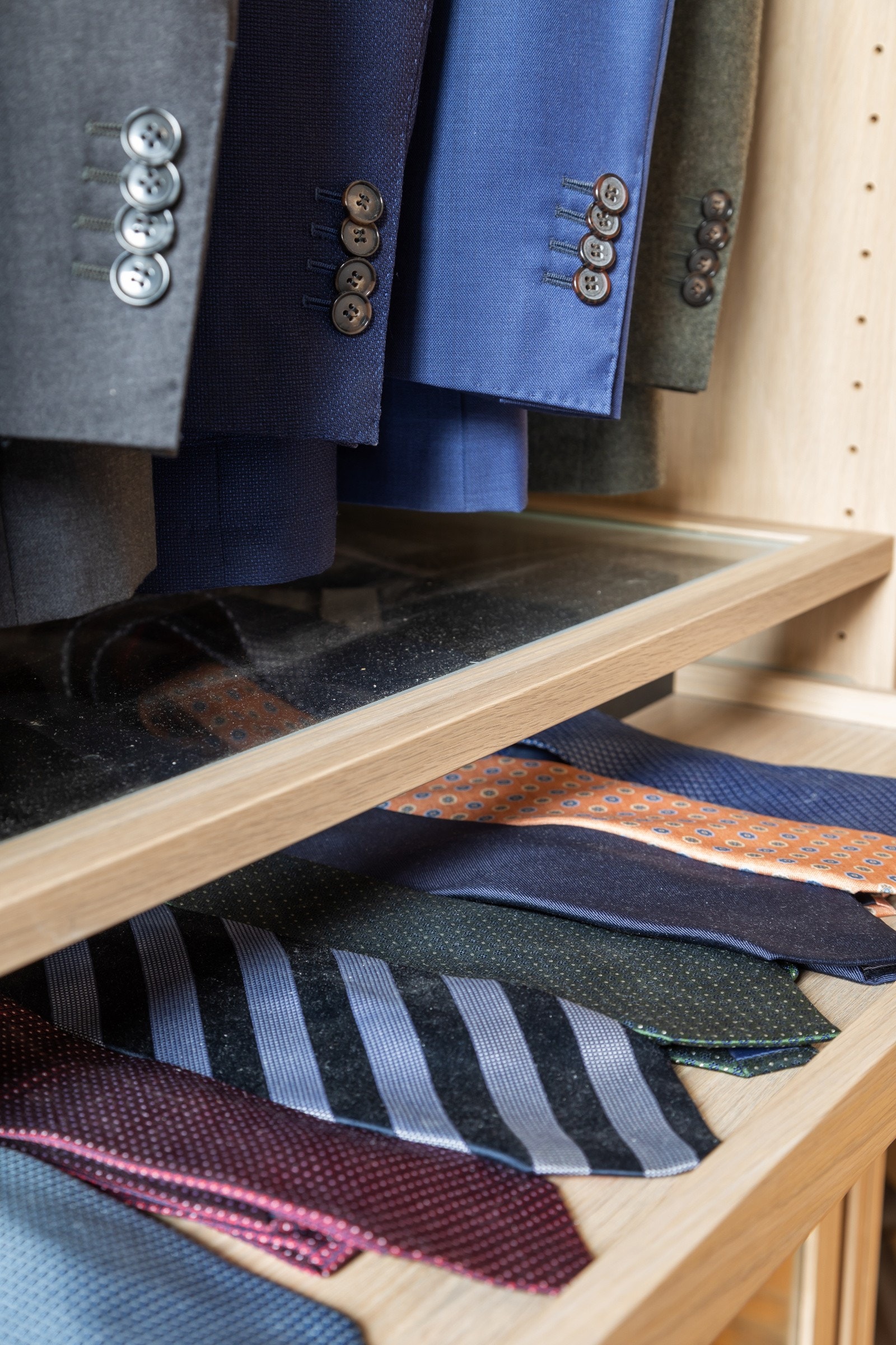 Detaljebilde fra garderobe på soverommet Galleribilde