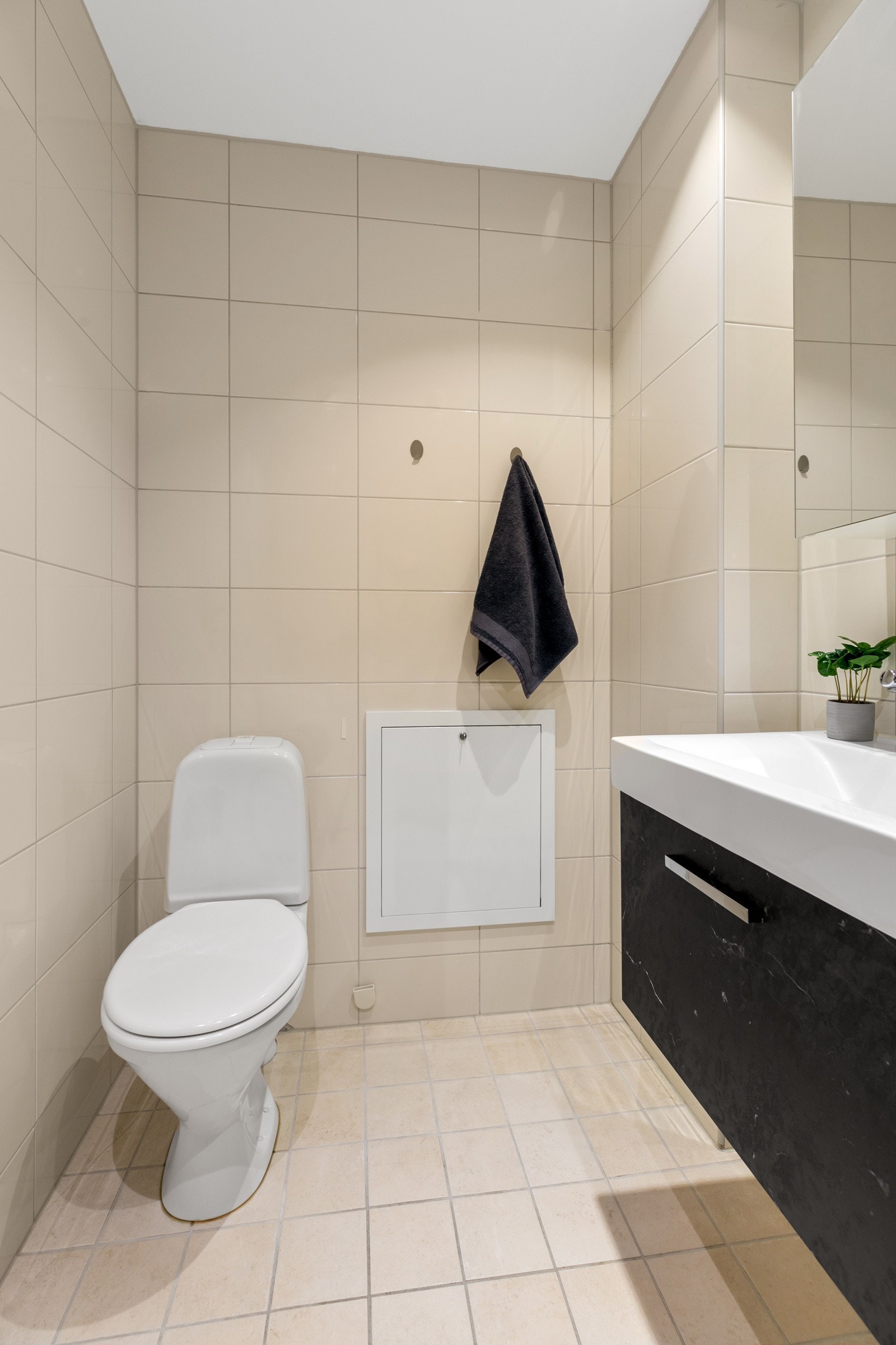Det er varmekabler og downlights på baderommet Galleribilde