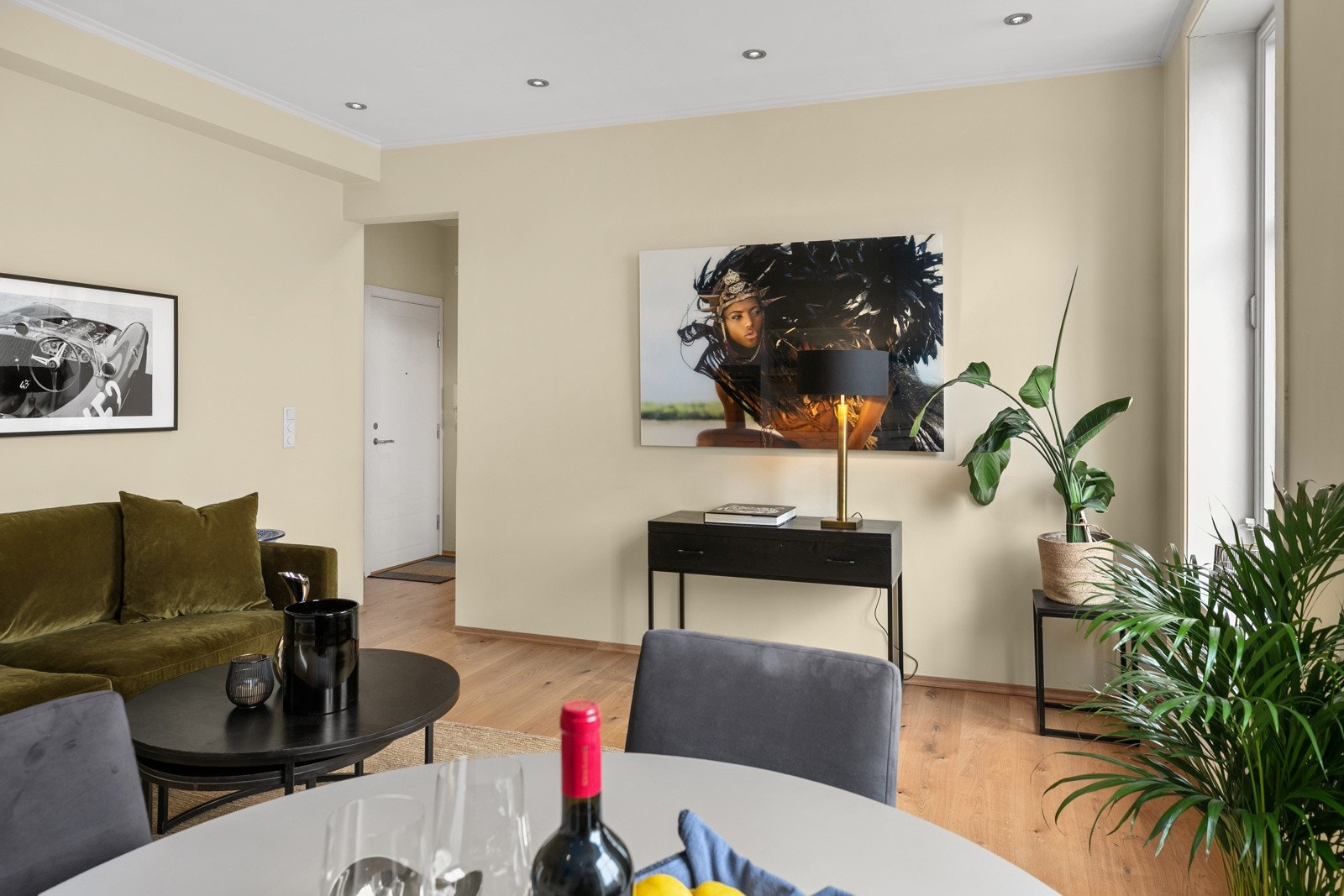 Stuen er romslig med god plass til både sofagrupper og spisebord Galleribilde