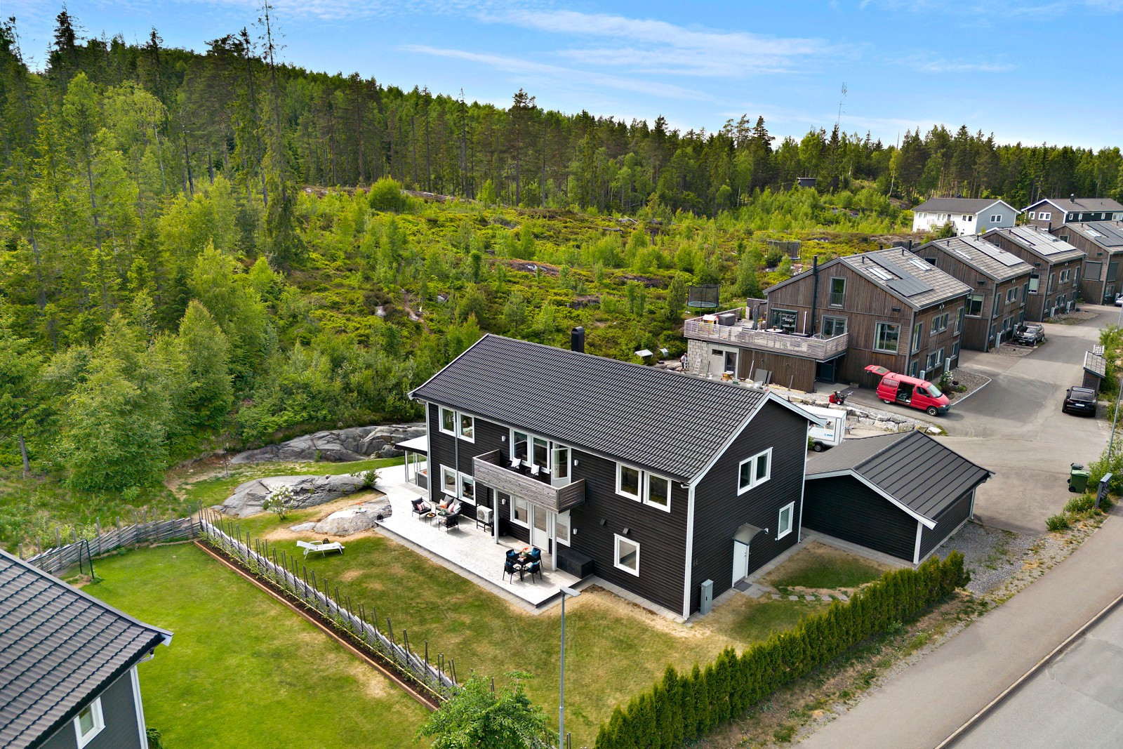 Påkostet enebolig m/godkjent utleie på toppen av Brådalsfjellet. Dblgarasje. 6 sov.Solrik terrasse. Idyllisk beliggenhet