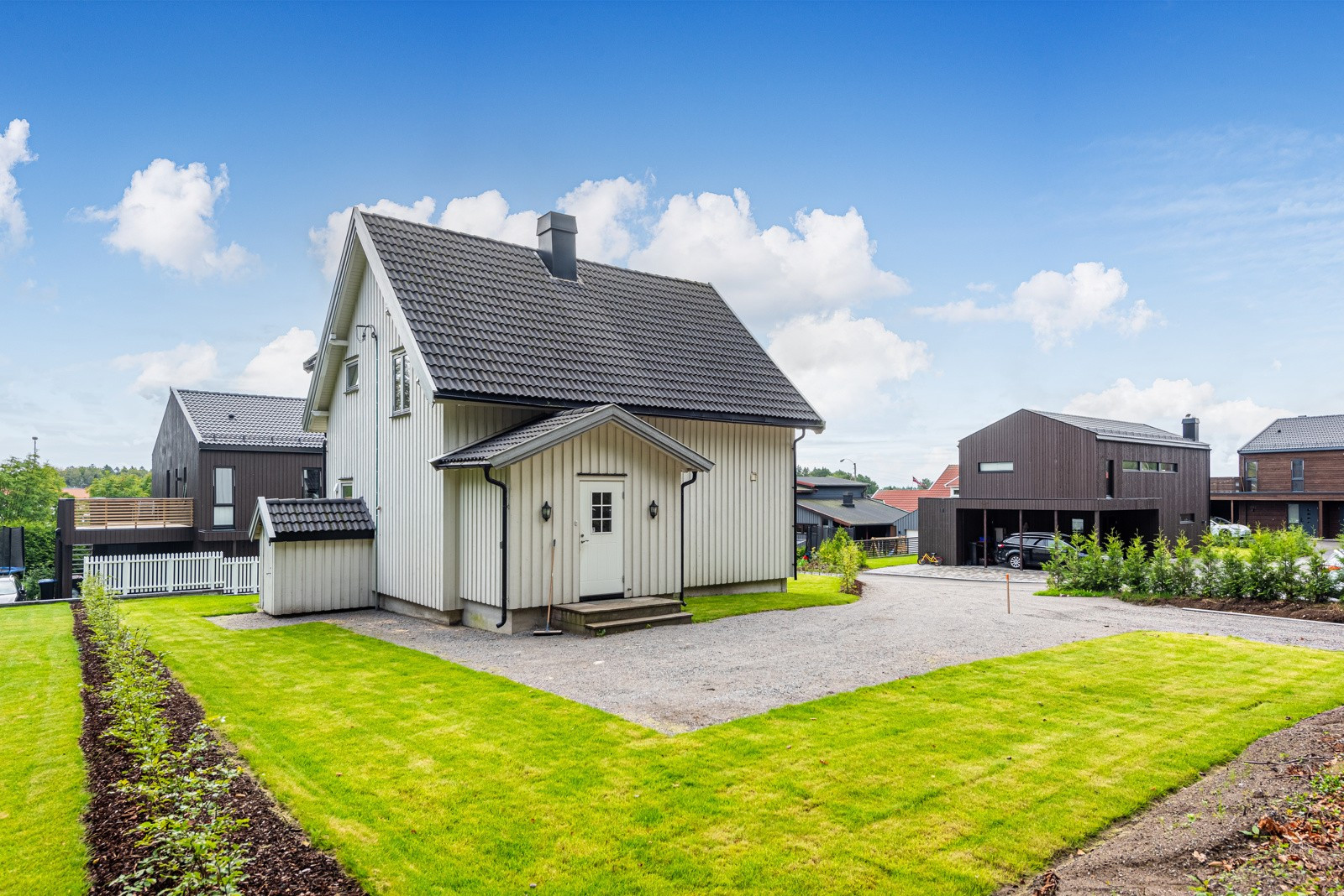 Flott enebolig m/ nyere kjøkken, 3 sov. og 2 bad! Barnevennlig beliggenhet i koselige omgivelser! Sentralt og solrikt!