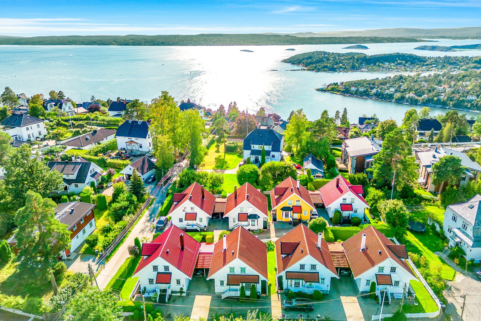 Familievennlig enebolig med egen inngang til kjeller. Carport, 4 soverom, vestvendte uteplasser og attraktiv beliggenhet