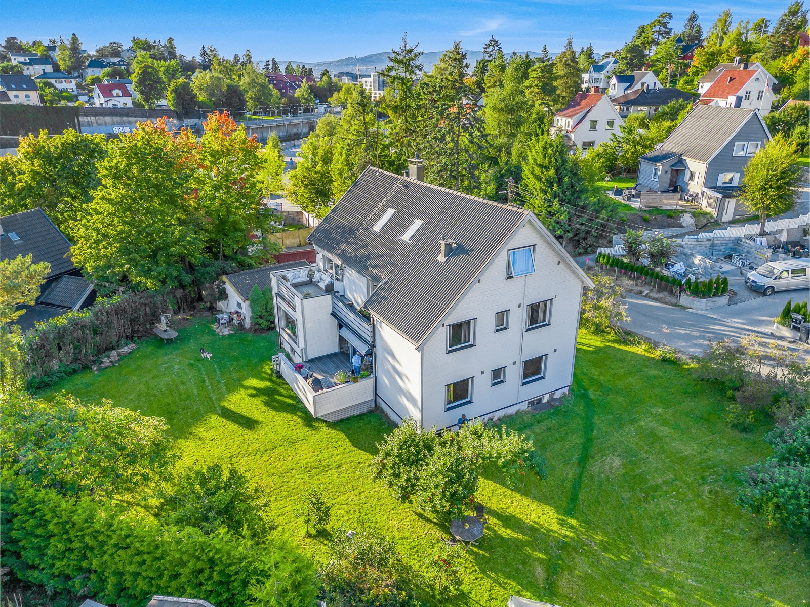 Romslig halvpart av tomannsbolig m/ frodig hagedel, stor balkong og garasje. Innredet loft med separat inngang.