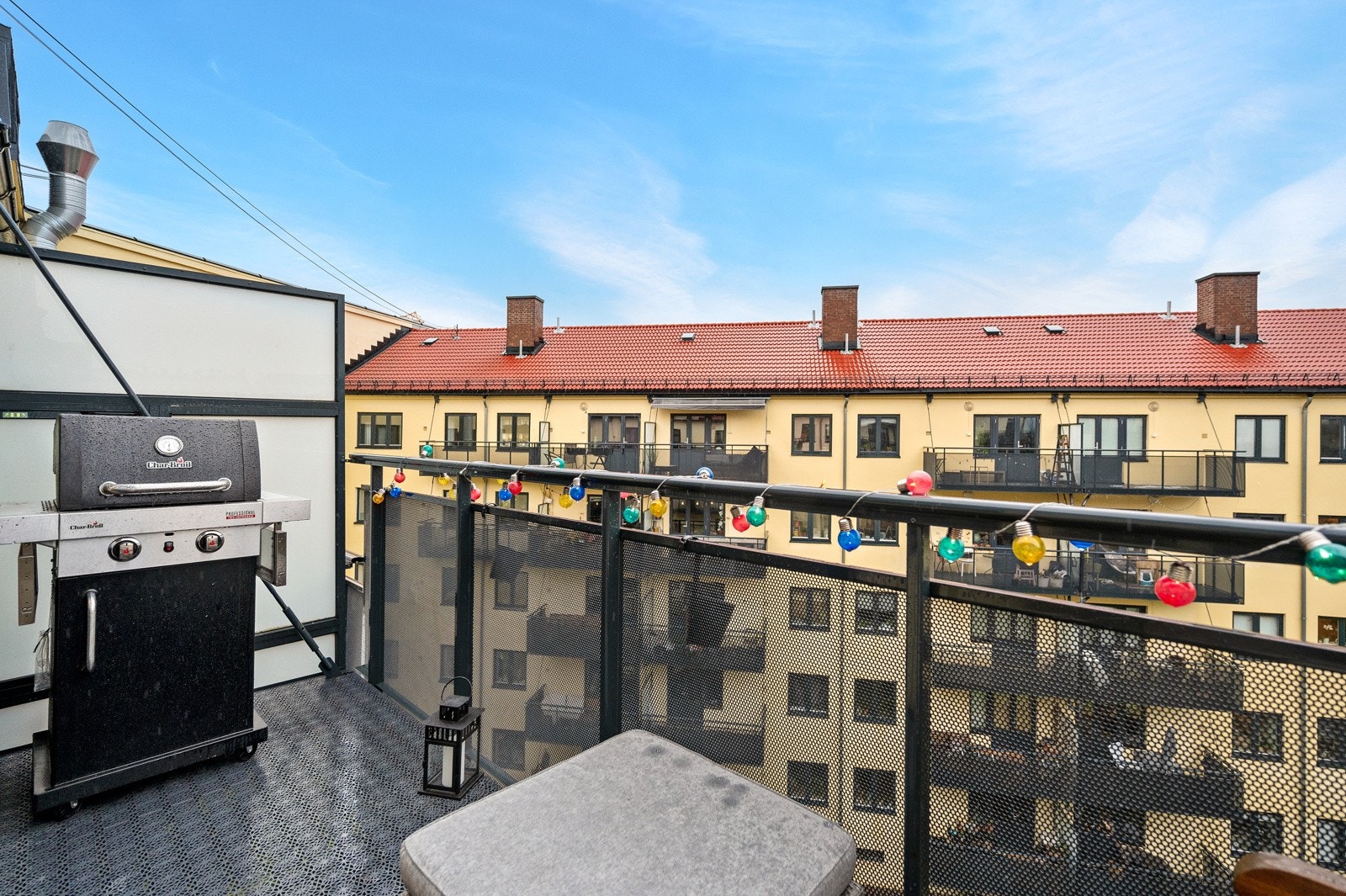 Her vil du bo i toppetasjen med svært lite innsyn, hvor du har fin utsikt fra balkongen og kan nyte solen på dag- og kveldstid! Galleribilde