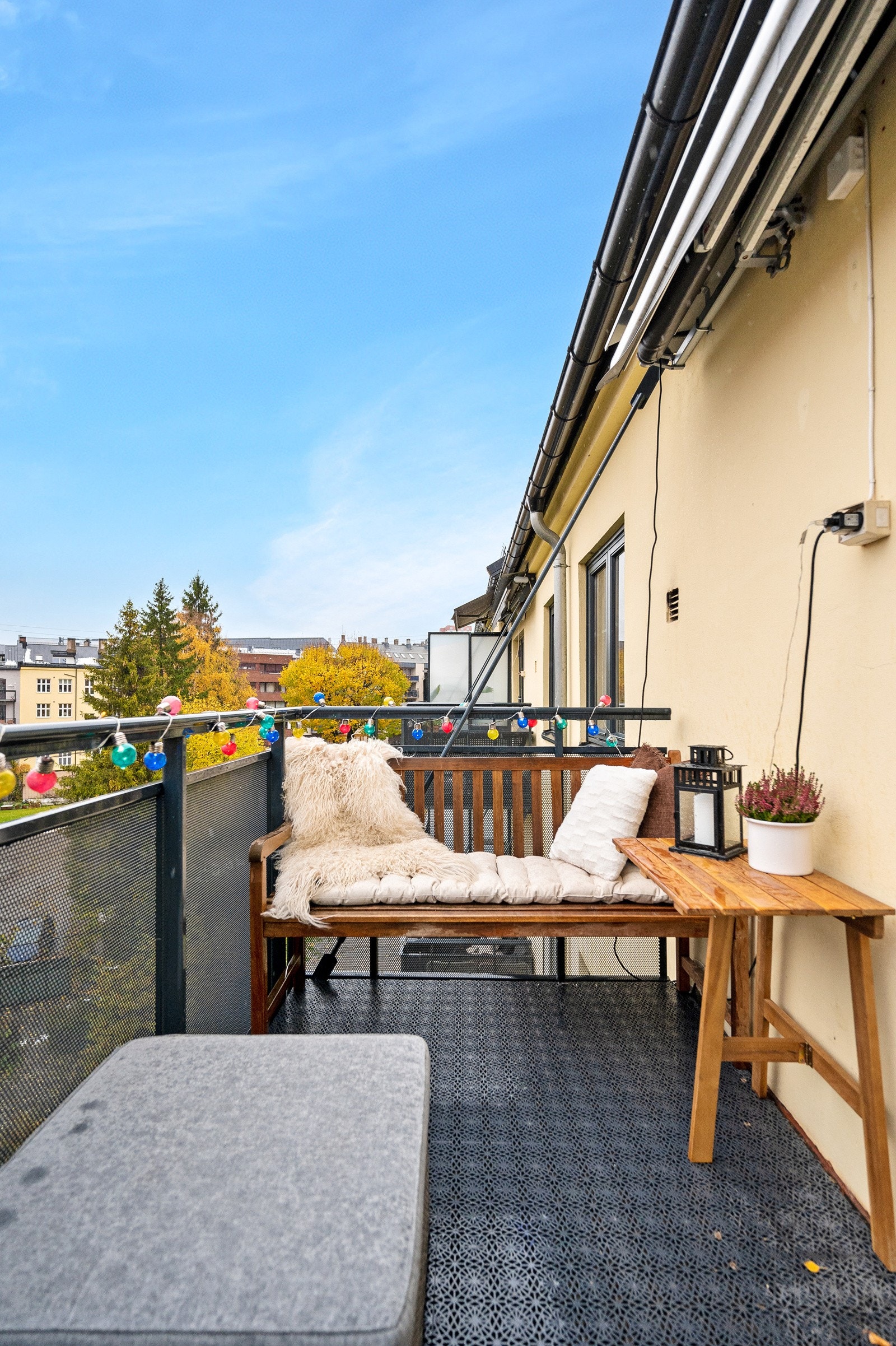 Her har du rikelig med plass til utemøblement og grill. Det er installert elektrisk markise. Galleribilde