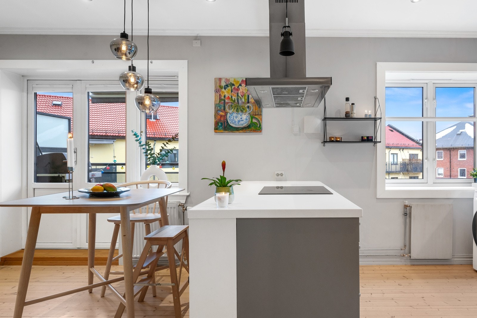 Praktisk øy med mye oppbevaringsplass - fungerer supert som spiseplass med barstoler. Galleribilde