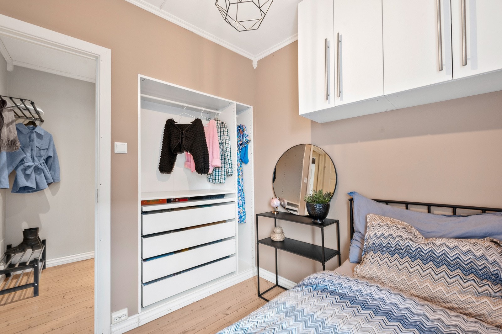 På soverom 2 vil du få godt med oppbevaringsplass i innebygget garderobeskap og vegghengte skap. Galleribilde