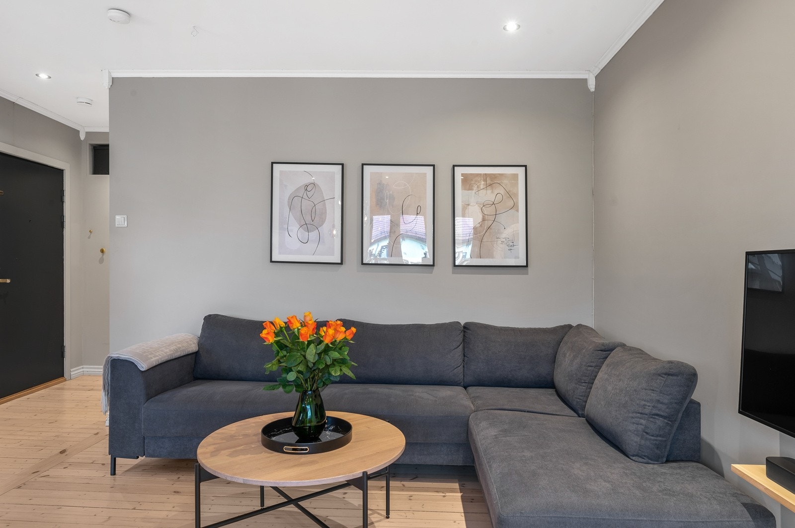 Stuen har en god størrelse og flere møbleringssoner, noe som gjør det enkelt å innrede etter egne behov. Galleribilde