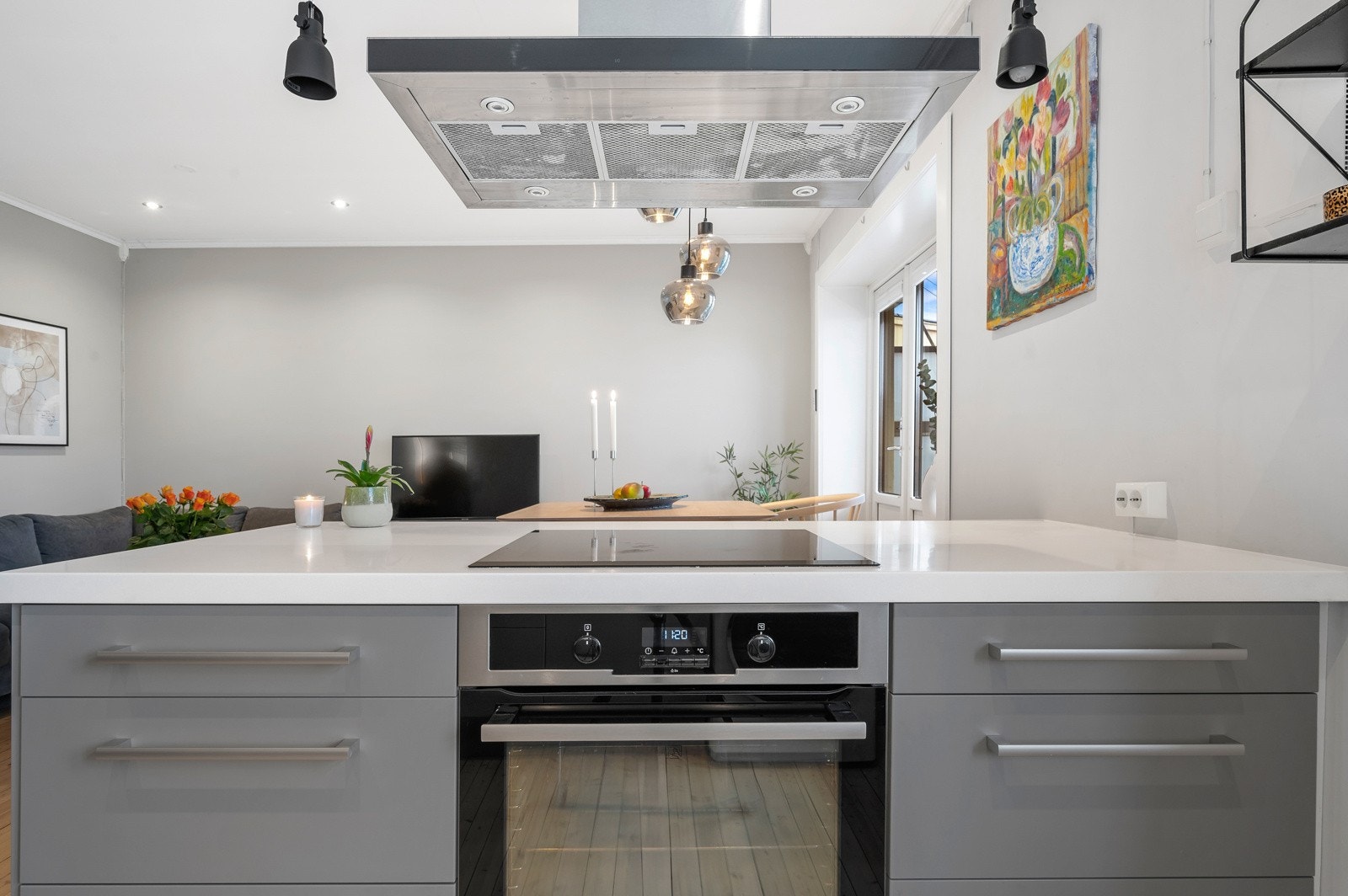 Kjøkkenet har glatte fronter og benkeplate av kompositt. Utstyrt med integrert induksjonstopp, stekeovn med pyrolyse, oppvaskmaskin og opplegg for vaskemaskin. Galleribilde