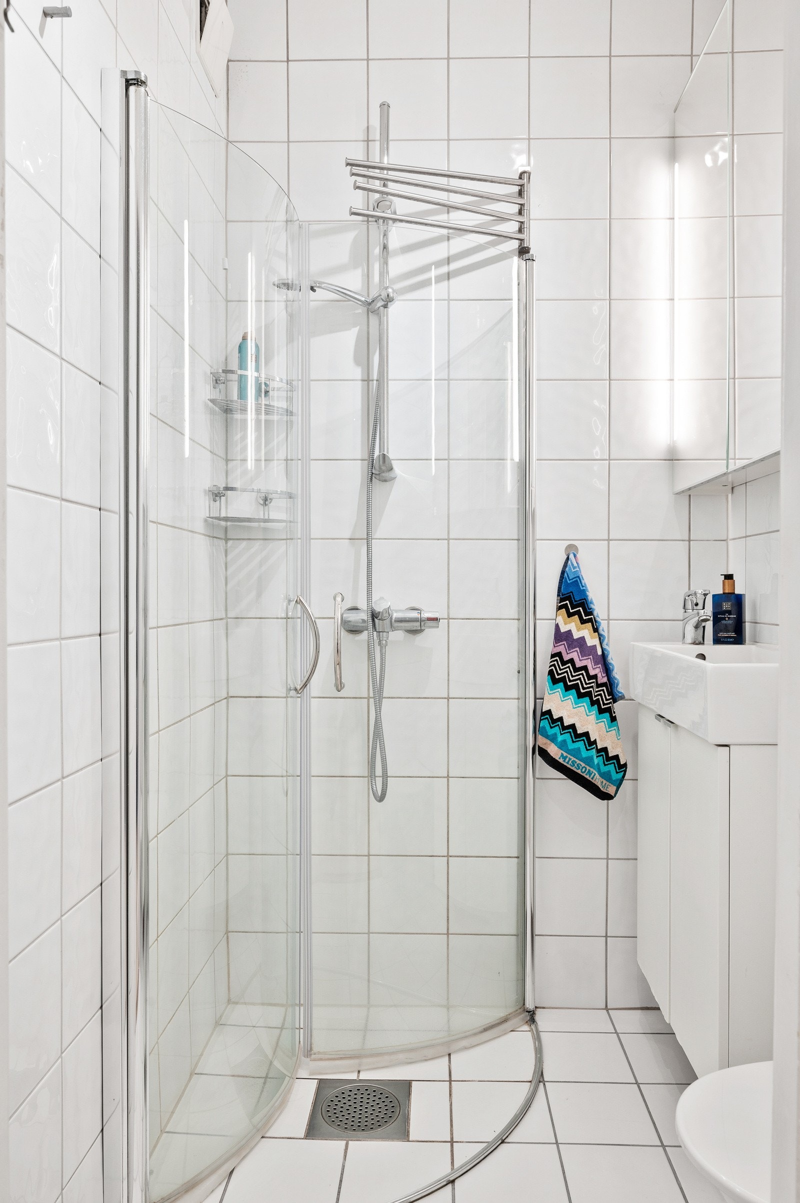 Badet er pusset opp i regi av borettslaget i 1999 og har flislagte vegger og gulv, samt elektrisk oppvarming. Galleribilde