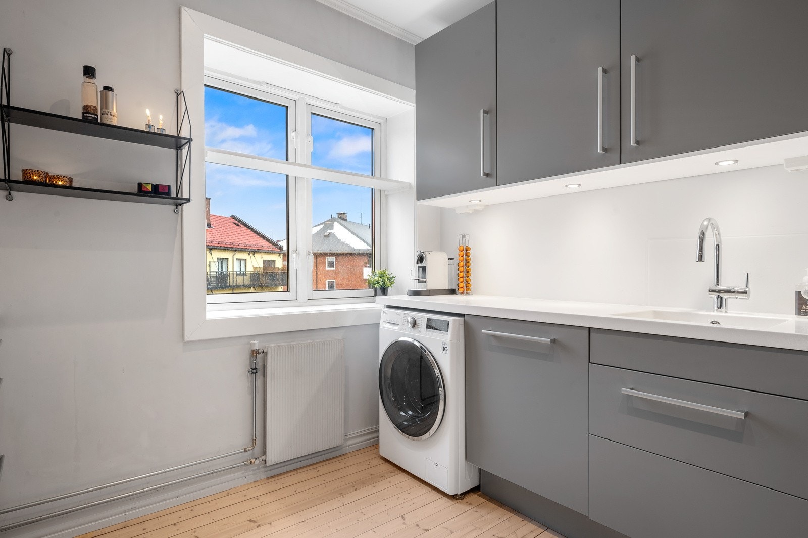 Kjøkkenet er i åpen løsning mot stuen hvor du har rikelig med skap- og benkeplass, samt fine arbeidsflater. Galleribilde