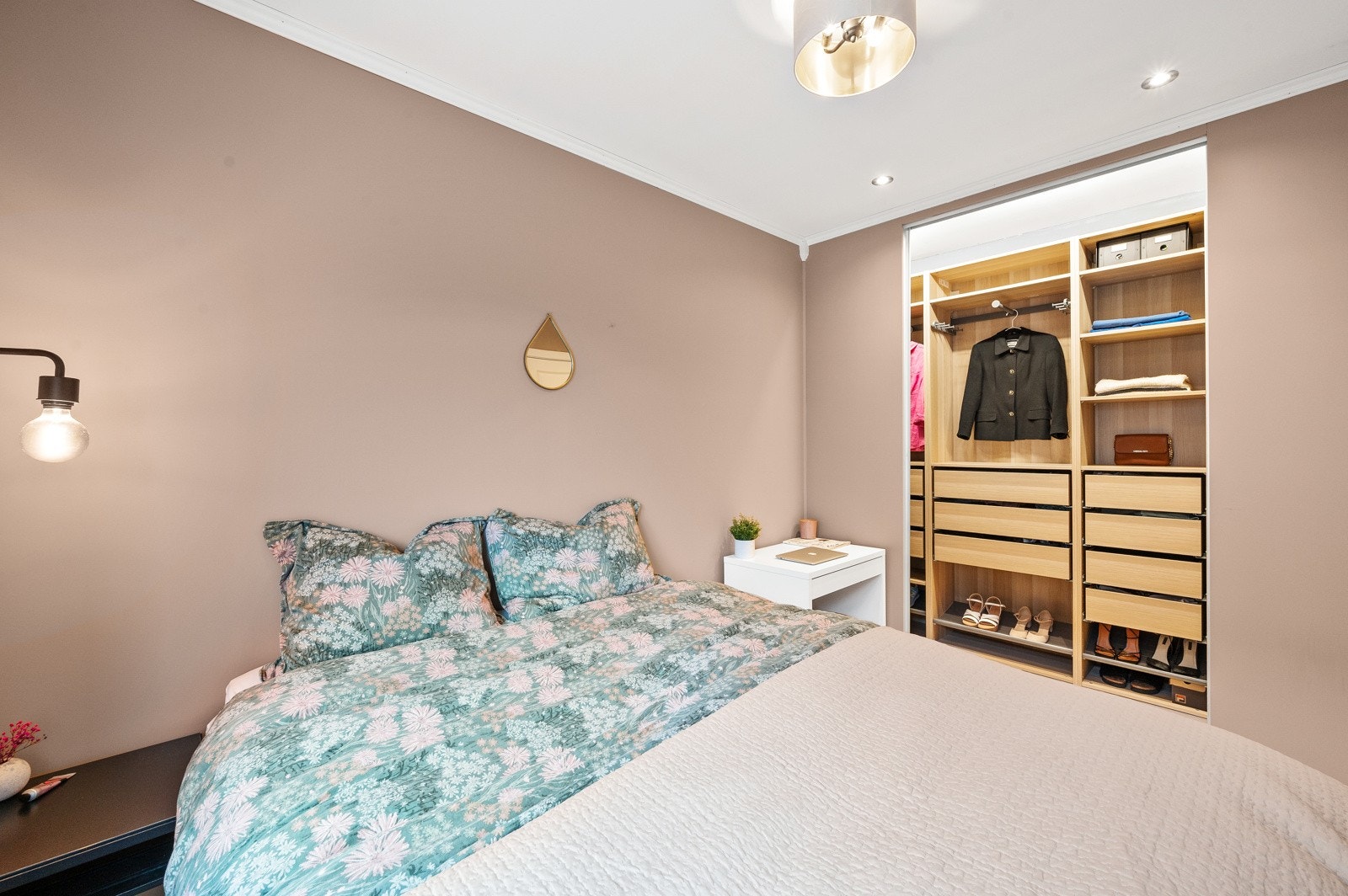 På hovedsoverommet har du en lekker "walk-in garderobe". Galleribilde