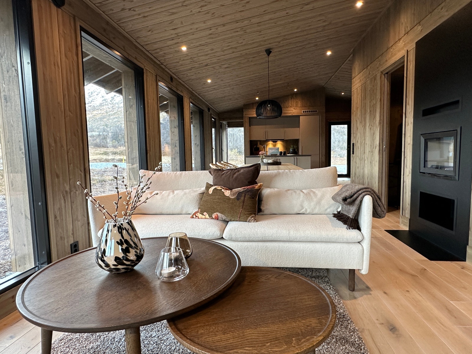 Stuen i hytten på tomt 38 - stuen/kjøkken og alle soverom har heltre eikegulv Galleribilde