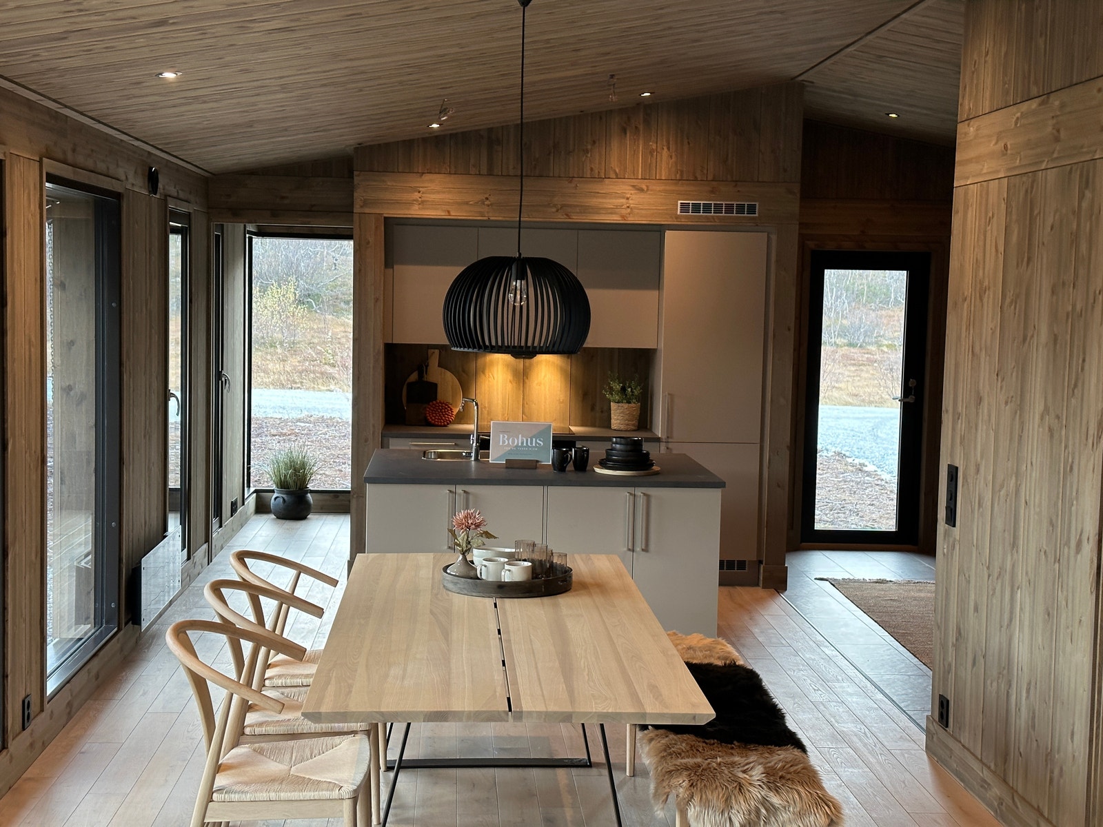 Spisestue og kjøkken i hytten på tomt 38 Galleribilde