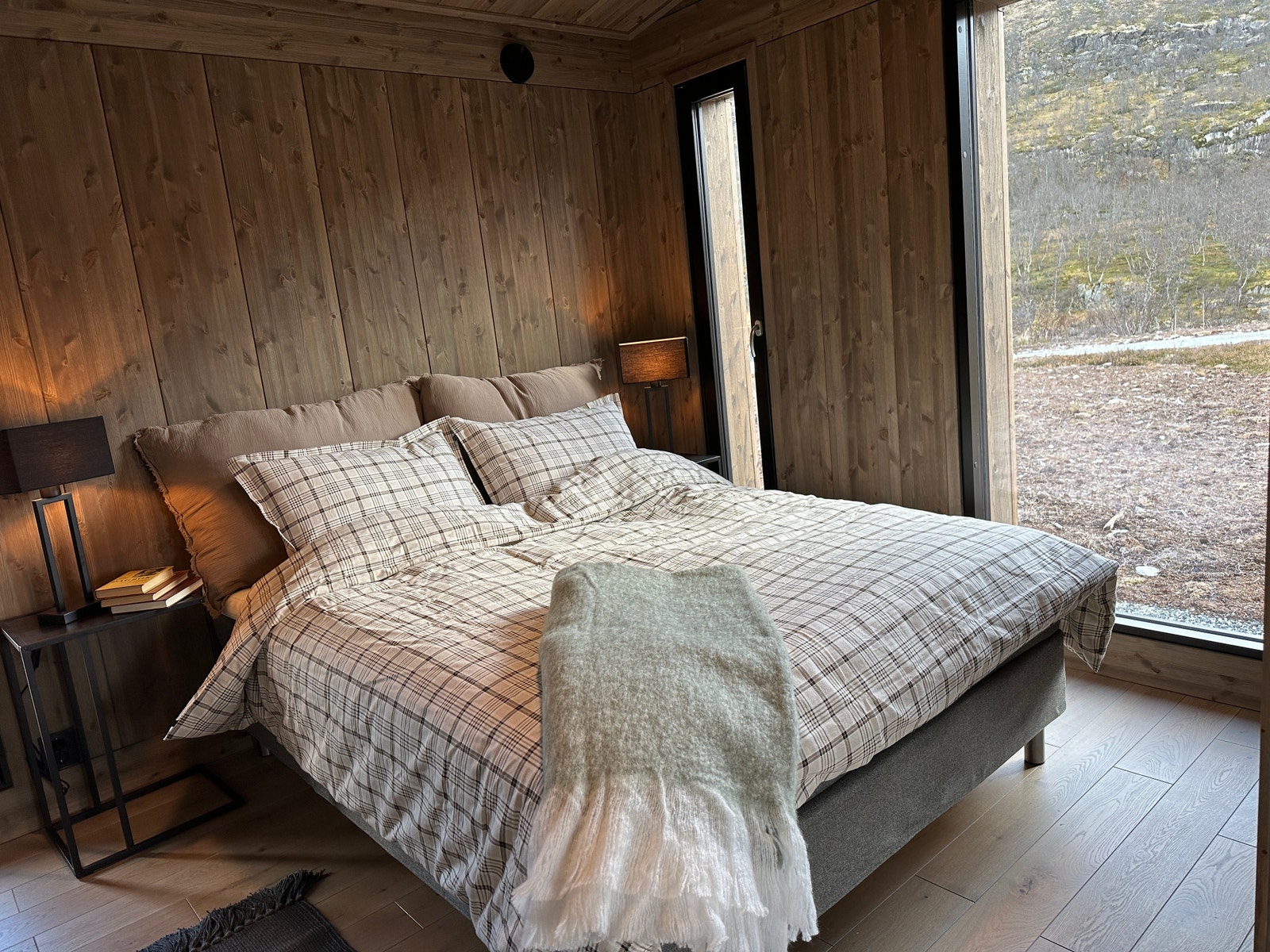 Fra hovedsoverom i hytten på tomt 38 - store vinduer slipper både lys og naturen inn. Galleribilde