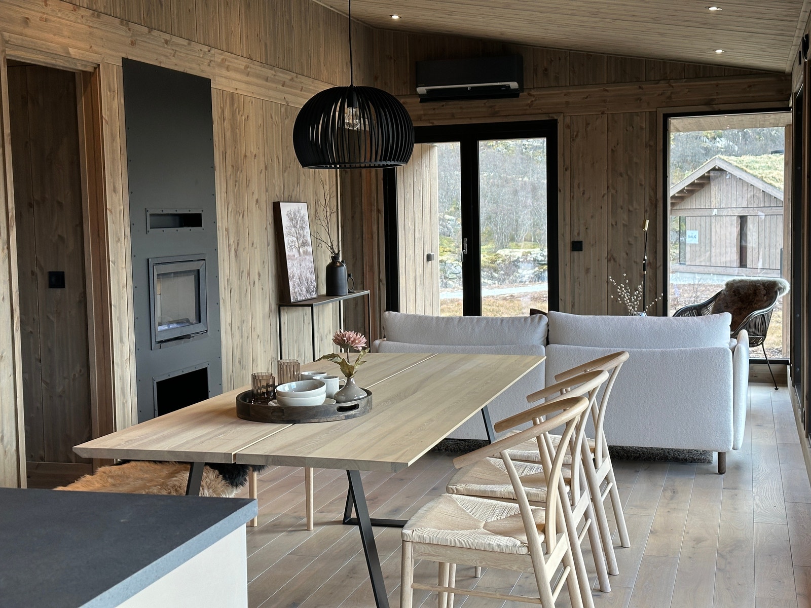 Peis montert midt i hytten gir god varmefordeling Galleribilde