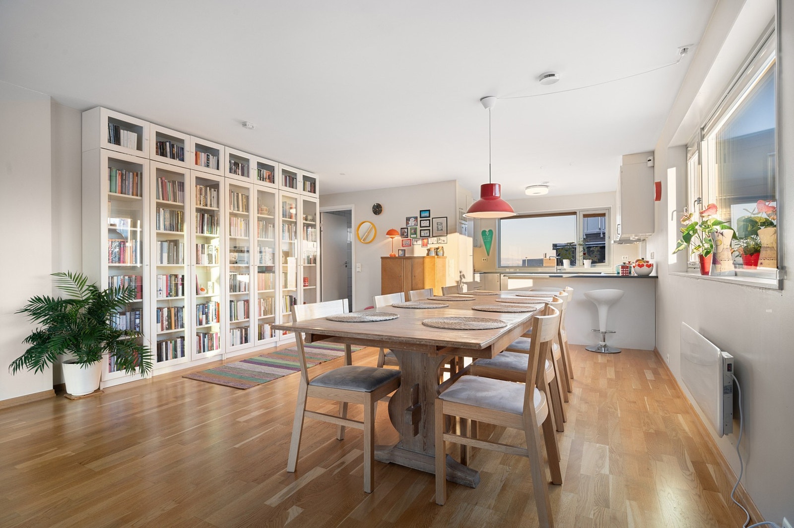 Rom for stort spisebord i spisestuen med plass til hele familien Galleribilde