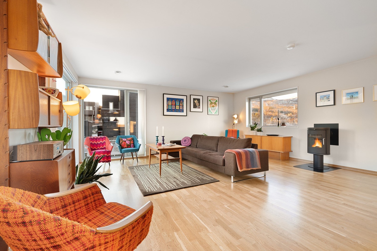 Velkommen inn i ei trivelig og romslig stue Galleribilde