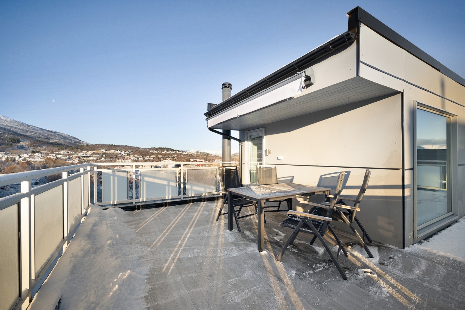 Takterrasse med adkomst fra takstuen. Sommerstid går sola aldri ned her! Galleribilde