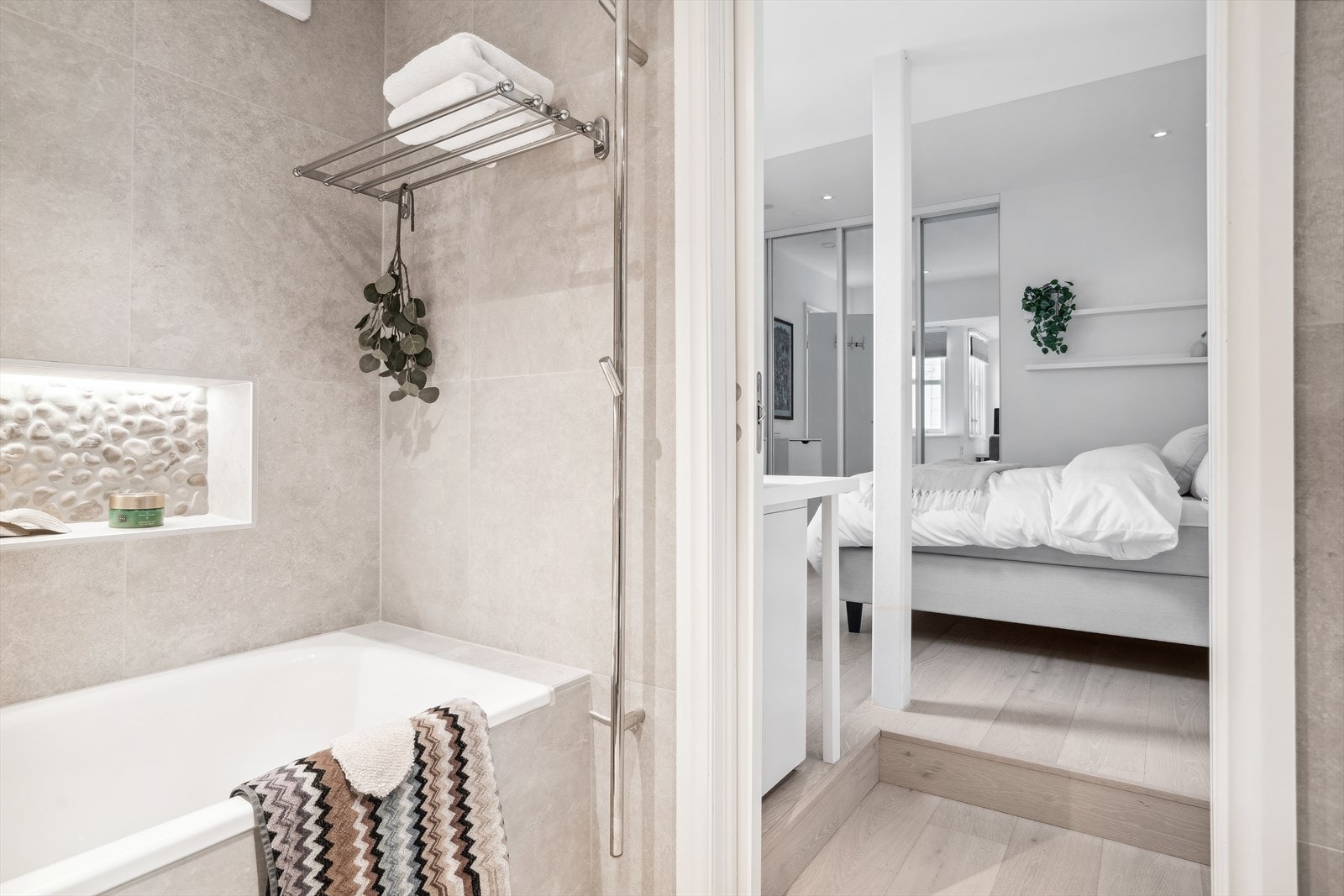 "Ensuite" bad Galleribilde