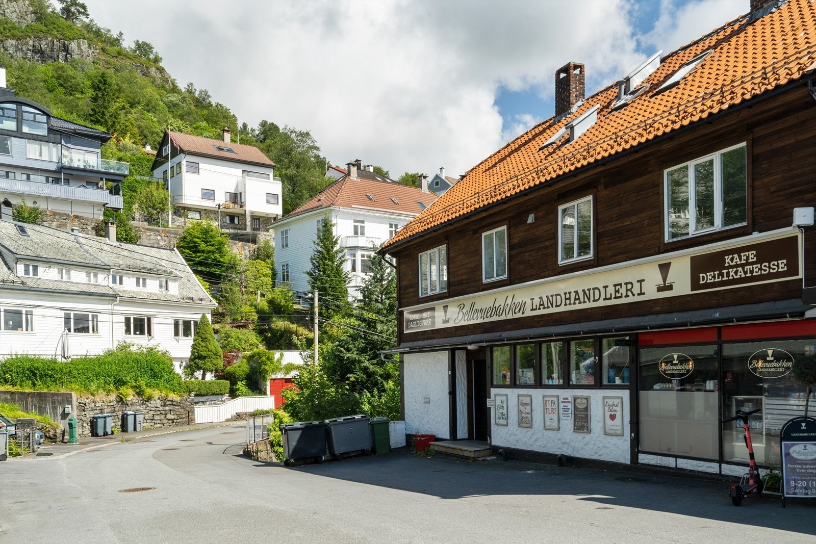 Like ved huset er det en super nærbutikk med godt utvalg av spennende kortreiste råvarer, gode bakervarer og en liten kafeplass. Galleribilde