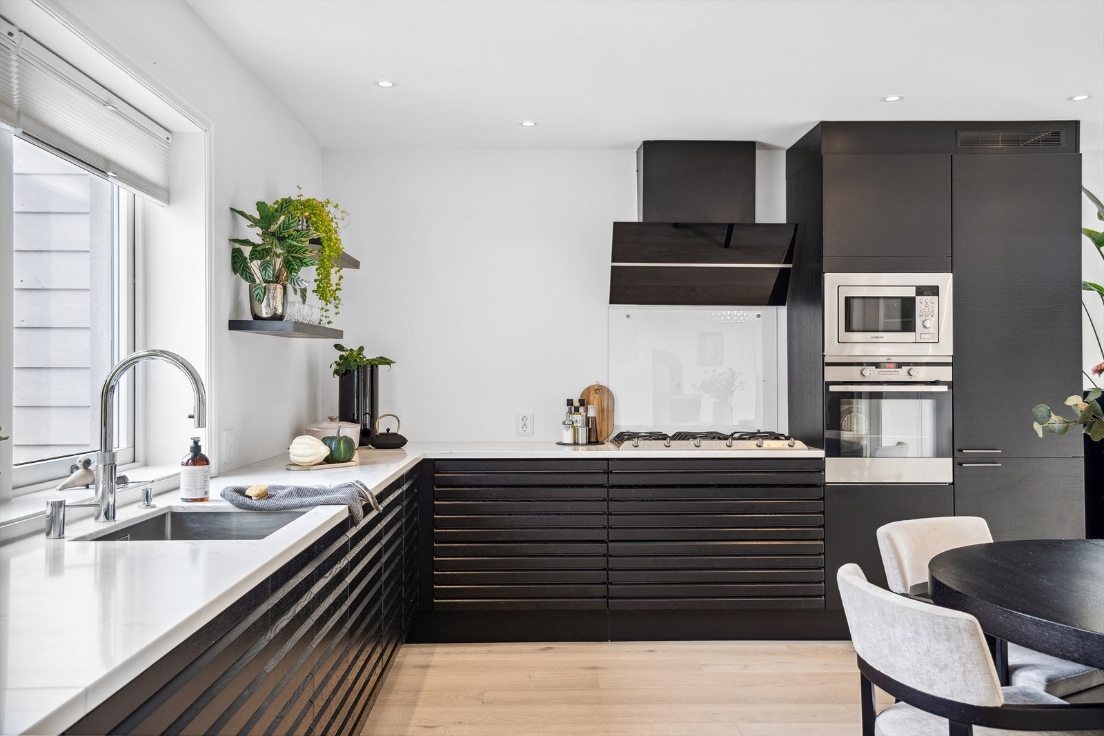 Det elegante HTH kjøkkenet er innredet med integrerte hvitevarer; kjøleskap med frysedel, mikroovn, stekeovn, gasskoketopp, ventlilator og oppvaskmaskin. Galleribilde