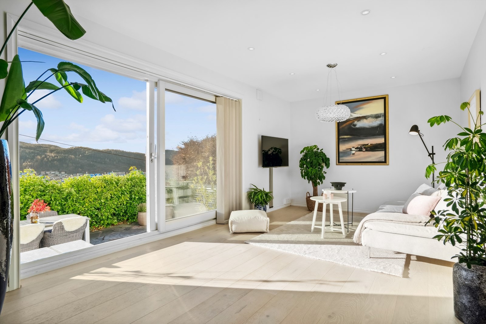 Lys og luftig stue med nydelig utsikt over Bergen by Galleribilde