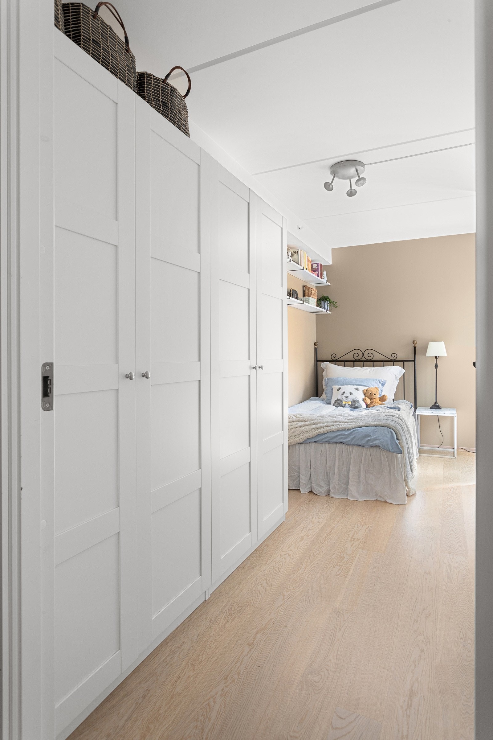 Soverom 2 er også et lyst og fint soverom av god størrelse. Også dette soverommet har god oppbevaringsplass i flere medfølgende garderobeskap. Galleribilde