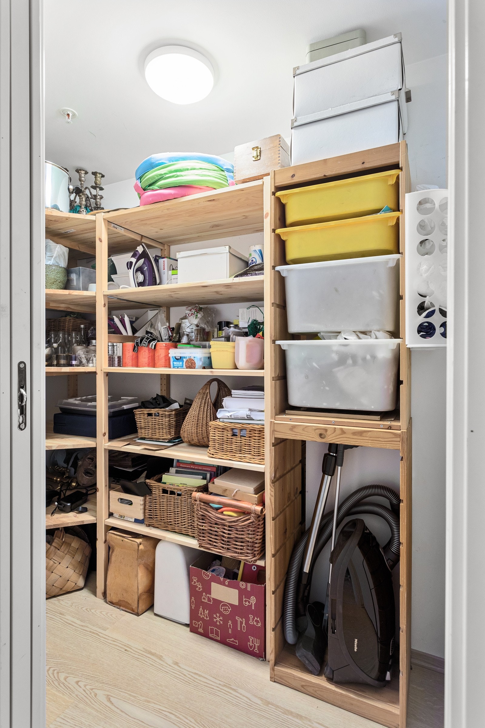 I tilknytning til kjøkkenet har du også en praktisk innvendig bod med god lagringsplass. I tillegg disponerer leiligheten en bod på ca. 5,5m² i 1. etasje. Galleribilde