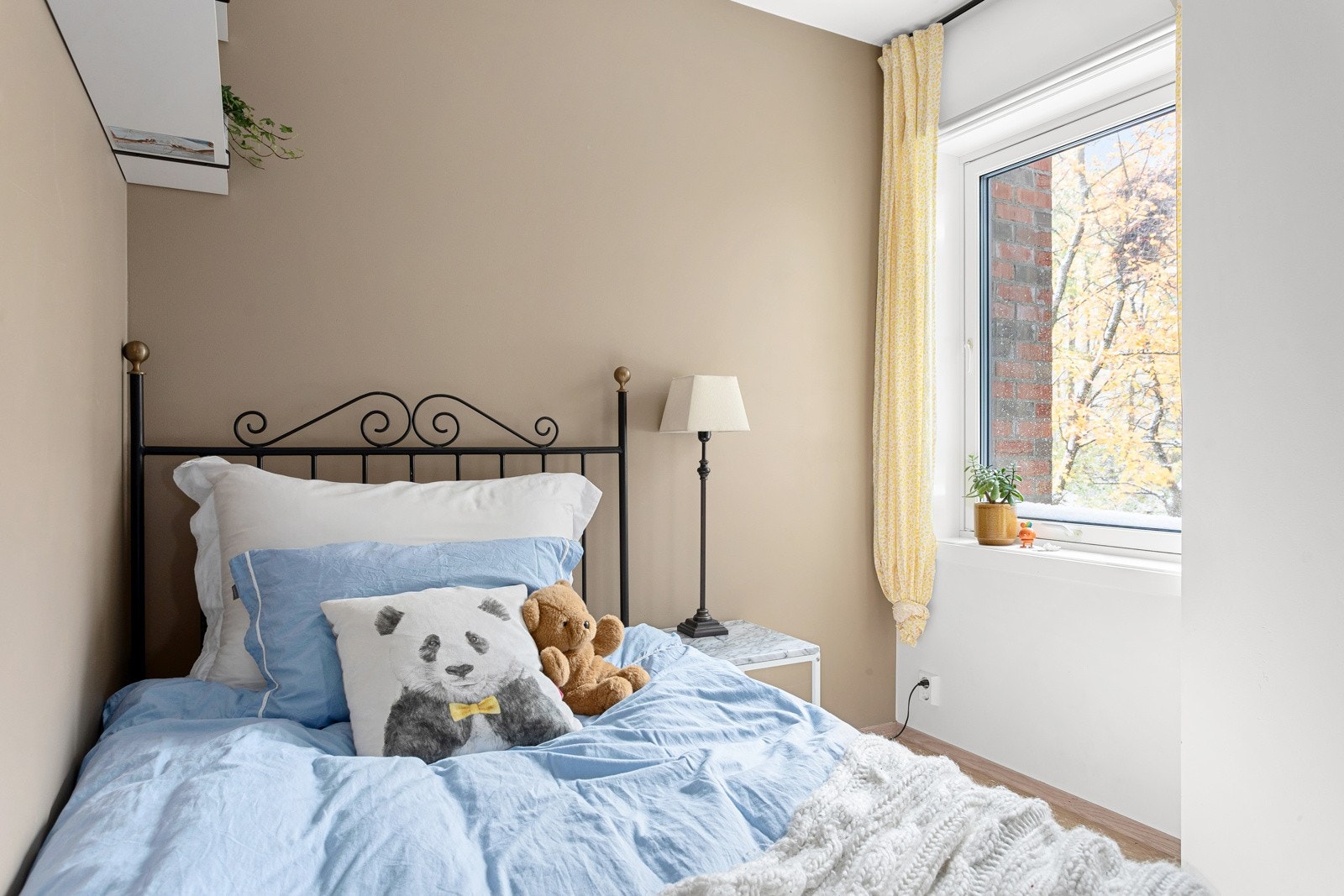 God og moderne standard med lys enstavs parkett på gulv og glatte lysmalte overflater kombinert med en innbydende og varm farge. Galleribilde