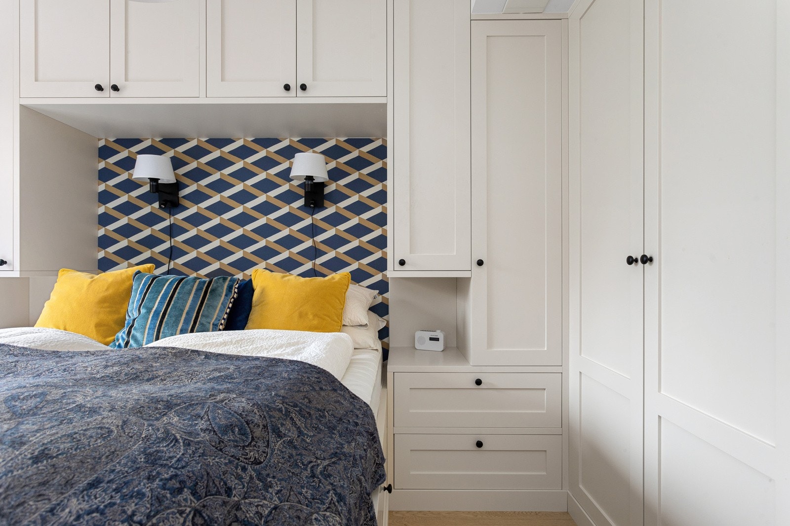 God standard med lys enstavs parkett på gulv og glatte lysmalte overflater kombinert med delikate tapetserte vegger. Galleribilde