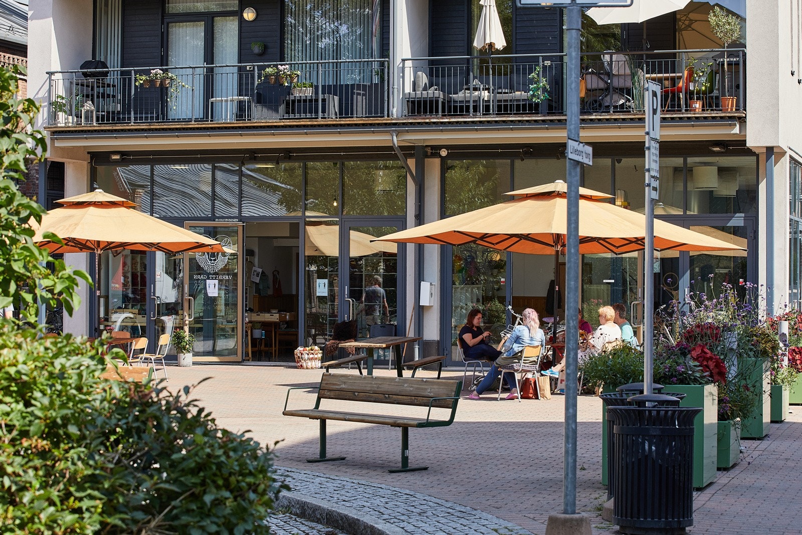 Lilleborg er et koselig og barnevennlig område med flere sittegrupper, pent opparbeidede grøntarealer og lekeområder. Galleribilde